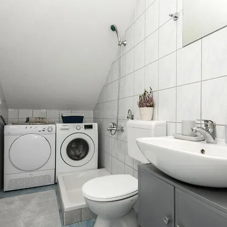 4 Bedroom Beautiful In Lokvicici Holiday home Lokvicic