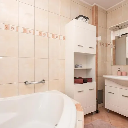 4 Bedroom Beautiful In Lokvicici * Lokvicic