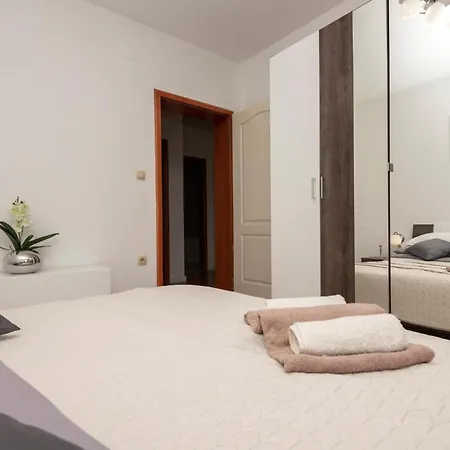 4 Bedroom Beautiful In Lokvicici Holiday home