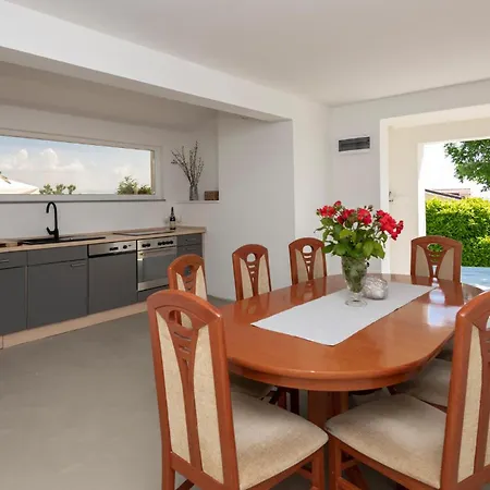 4 Bedroom Beautiful In Lokvicici Holiday home *