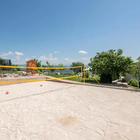 Holiday home 4 Bedroom Beautiful In Lokvicici Lokvicic