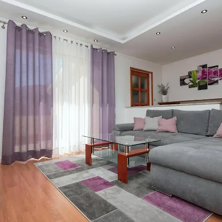 4 Bedroom Beautiful In Lokvicici *