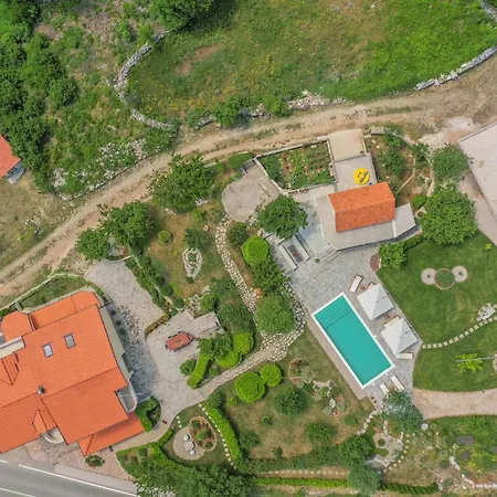 Holiday home 4 Bedroom Beautiful In Lokvicici
