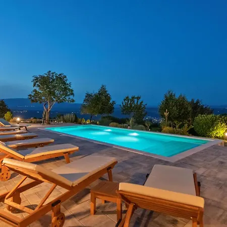 4 Bedroom Beautiful In Lokvicici Holiday home *