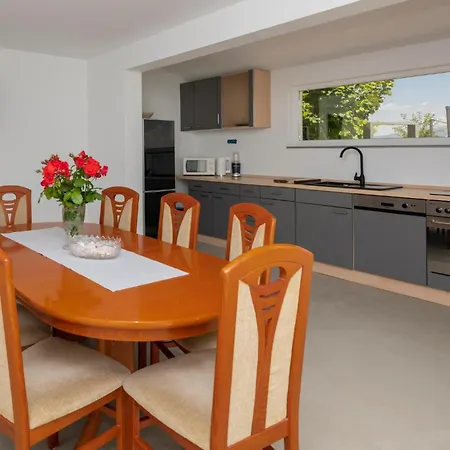 Holiday home 4 Bedroom Beautiful In Lokvicici
