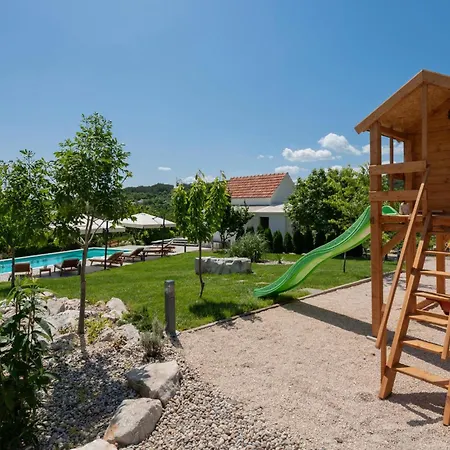 4 Bedroom Beautiful In Lokvicici Holiday home Lokvicic